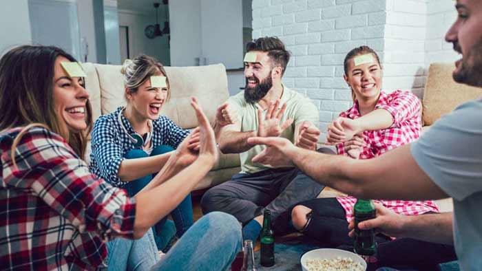 بازی‌های دورهمی (مانند پانتومیم و حقیقت یا جرات)