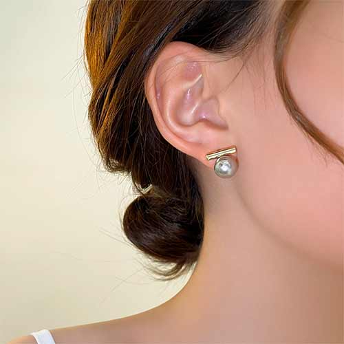 اکسسوری, اکسسوری دخترانه گوشوارههای میخی یا حلقهای کوچک